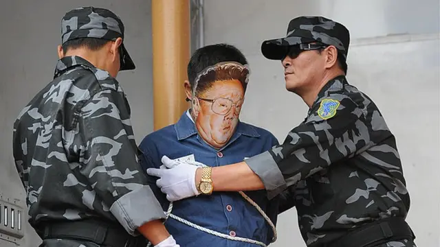 Performance de protesta simula una ejecución en Corea del Norte.