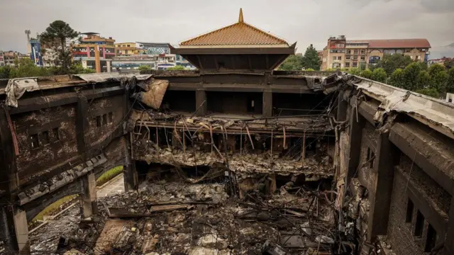 сгоревшее здание парламента Непала в Катманду