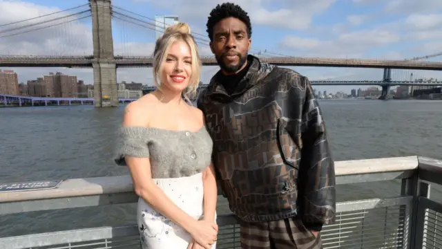 Sienna Miller y Chadwick Boseman