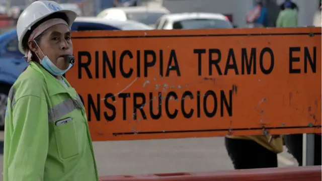 Una trabajadora controla el tránsito alrededor de la reconstrucción del tramo colapsado de la Línea 12