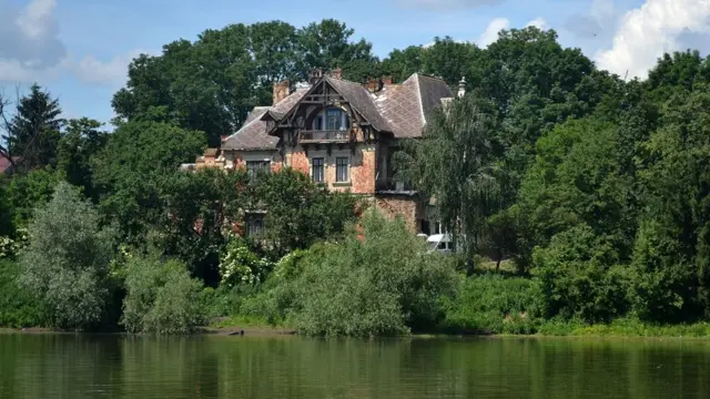 Вілла над ставом. Будинок казино для управляючих та квартири