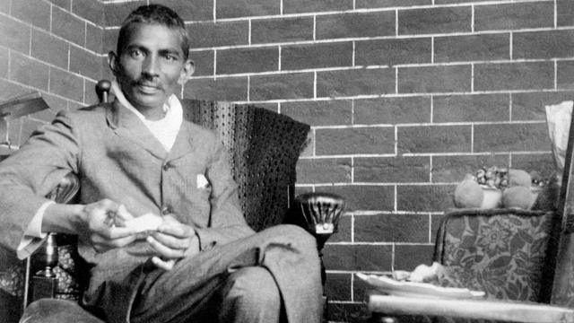 1908年2月18日，在南非当律师的甘地。