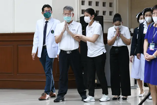 ผู้ว่าฯ สมุทรสาครไหว้ทักทายคณะแพทย์พยาบาลและสื่อมวลชนในห้องแถลงข่าวที่ศิริราชพยาบาล