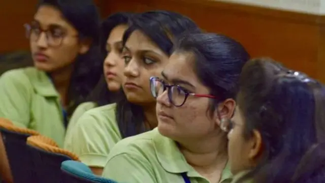 மாணவியர்