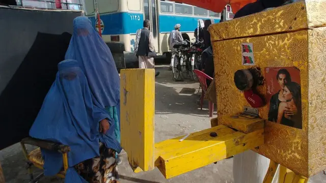 ਕਾਬੁਲ ਵਿੱਚ 2006 ਦੌਰਾਨ ਦੌ ਬੁਰਕਾਧਾਰੀ ਔਰਤਾਂ ਬਾਕਸ ਕੈਮਰੇ ਦੇ ਸਾਹਮਣੇ ਬੈਠ ਕੇ ਤਸਵੀਰ ਖਿਚਵਾਉਂਦੀਆਂ ਹੋਈਆਂ