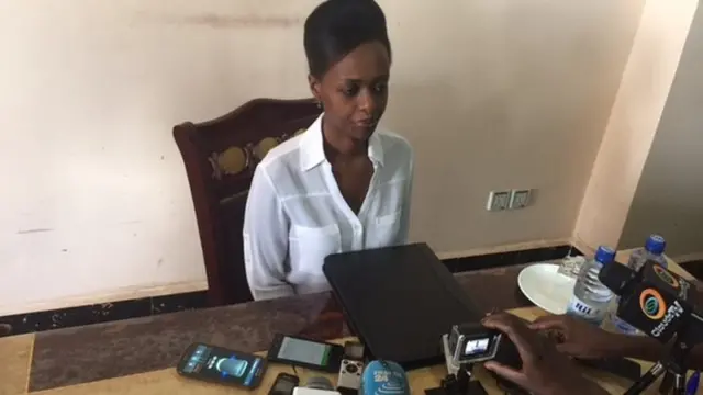 Bi Rwagira akijibu maswali kutoka kwa vyombo vya habari