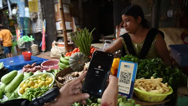अमेरिका के साथ व्यापार समझौता अभी चर्चा की प्रक्रिया में है और यूपीआई नीति में बदलाव को इससे जोड़कर देखे जाने से विवाद शुरू हो गया है