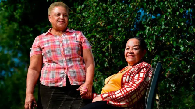 Simone Vandenbroeck (g) et Léa Tavares Mujinga se tiennent la main et sourient