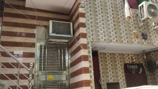 અંસારના મકાનની બંને બાજુ હિન્દુ પરિવાર રહે છે. એ ઘરોની બહાર લક્ષ્મી, ગણેશ અને હનુમાનના ફોટો એ વાતની સાબિતી આપે છે