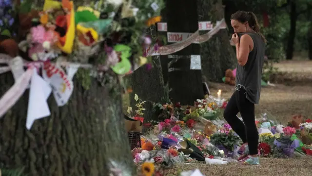 Цветы, возложенные в память о погибших