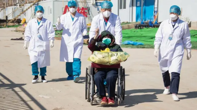 Hombre saliendo del hospital