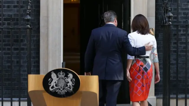 David Cameron entra al 10 Downing Street con su esposa despuéslucky 777 online casinoanunciar su dimisión