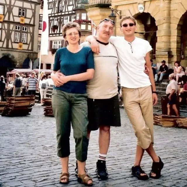 波兹尼亚斯基一家度假照片——朱莉亚，弗拉德和巴鲁克。