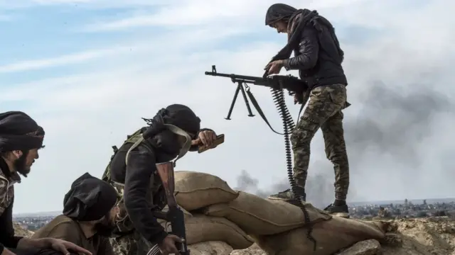 আইএস-বিরোধী যুদ্ধে এসডিএফের যোদ্ধারা