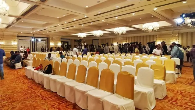 நடிகர் ரஜினிகாந்த் செய்தியாளர் சந்திப்பு: இன்னும் சில நிமிடங்களில் முக்கிய அறிவிப்பு