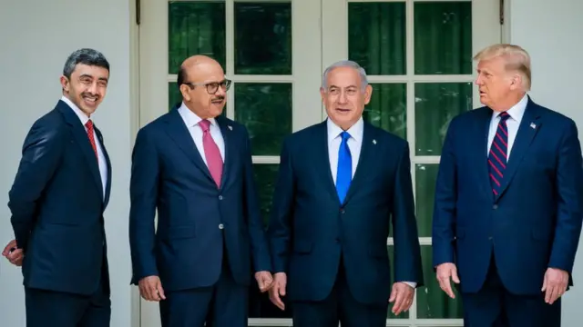 Raysal wasaaraha Israa'iil Benjamin Netanyahu, Wasiirka Arrimaha Dibadda ee UAE Abdullah bin Zayed Al Nahyan, Wasiirka Arrimaha Dibadda Bahrain Abdullatif bin Rashid Al Zayani iyo madaxweyne Donald Trump oo ku kulmay Aqalka Cad.