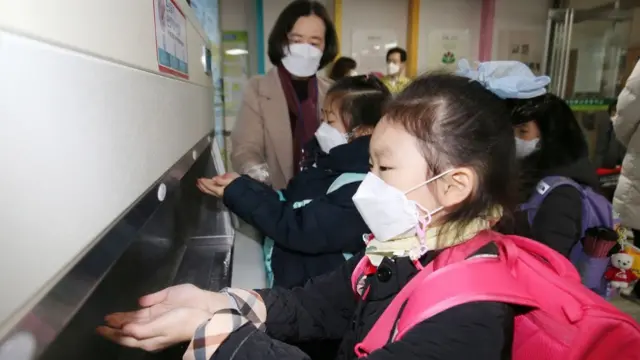 교실에 들어가기 전 손 소독을 하는 아이들