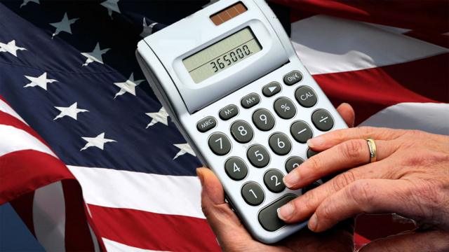 Imagen de una calculadora sobre una bandera de Estados Unidos.