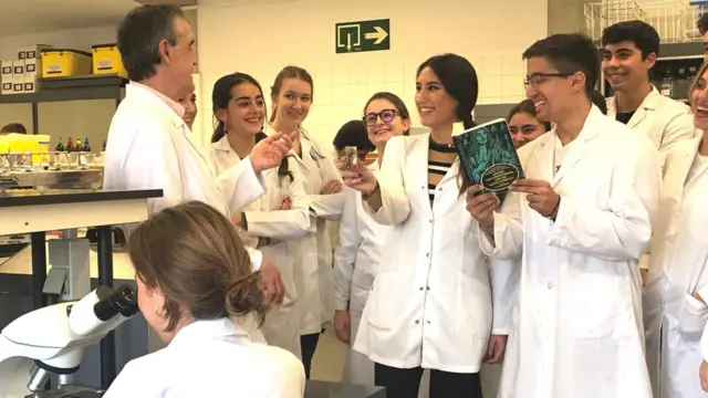 Profesor Carlos Gamazo con sus alumnos