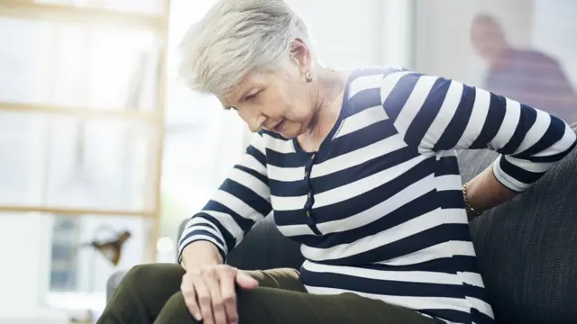 Mujer con dolor en la espalda