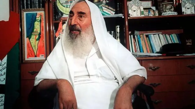 ХАМАСтын негиздөөчүсү жана руханий лидери Ахмед Ясин. Анын ден соолугу начар болуп, өмүрүнүн экинчи жарымын коляскада өткөргөн.