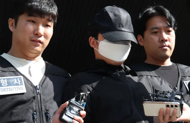 '교제 살인’ 의대생 최모(25)씨가 14일 오전 서울 서초구 서초경찰서에서 검찰로 구속송치되고 있다