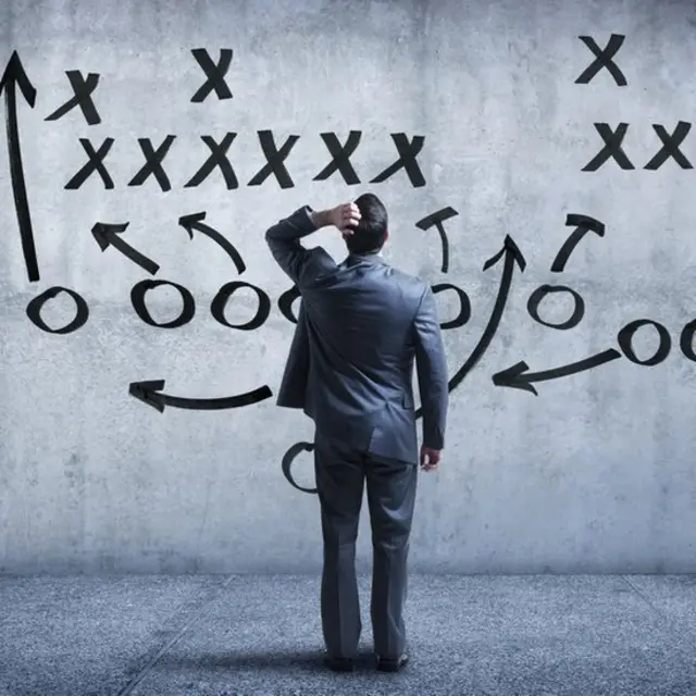 Hombre de negocios confundido por estrategias de fútbol