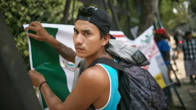 Un joven protesta frente a la embajada de EE.UU. en Ciudad de México.