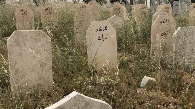 قبور الضحايا في مقابر مهملة