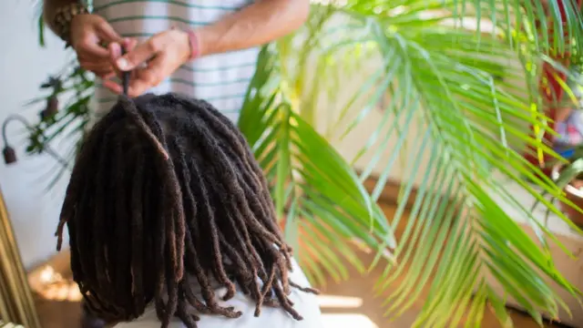 Một người sống tại Berlin mang kiểu tóc dreadlocks