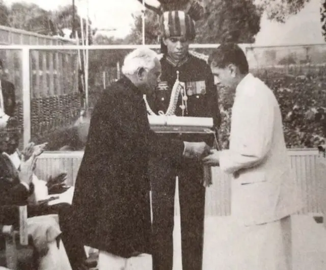 ગિરધારી લાલ બત્રા અને તત્કાલીન રાષ્ટ્રપતિ કે આર નારાયણન