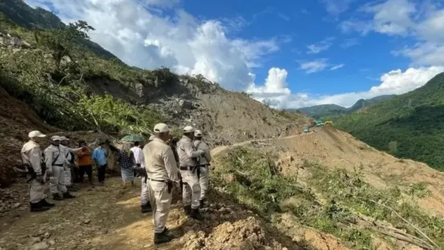 மண் தற்போது சேறும் சகதியுமாக இருக்கிறது. எனவே எந்திரங்களும் பெரிதாக உதவவில்லை என்கிறார் மணிப்பூர் மாநில முதல்வர் பிரேன் சிங்.