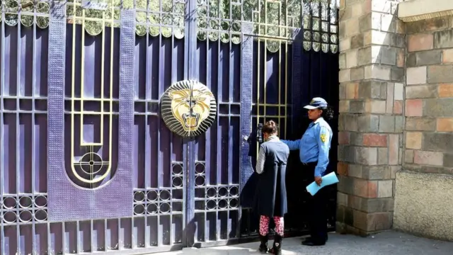 ዝተደፈረት ቆልዓ፡ ብሓገዝ ፖሊስ ናብ መፅለሊ እንትትውሰድ