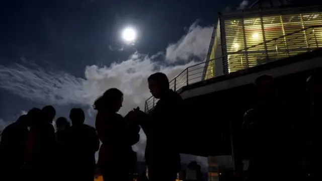 ਕੋਲੰਬੀਆ ਵਿਖੇ 'ਬਲੱਡ ਮੂਨ' ਦੇਖਣ ਆਏ ਲੋਕ