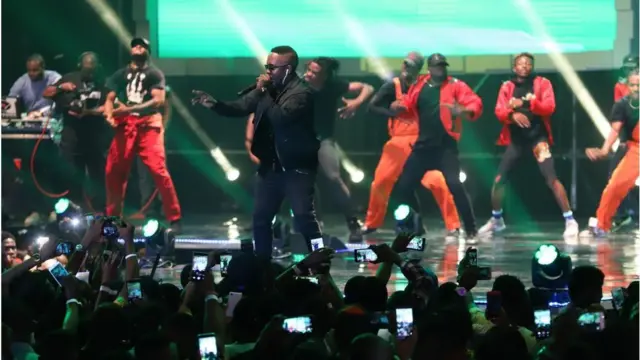 Otiegwu a ma ama bụ M.I Abaga na-eti egwu na Legọs