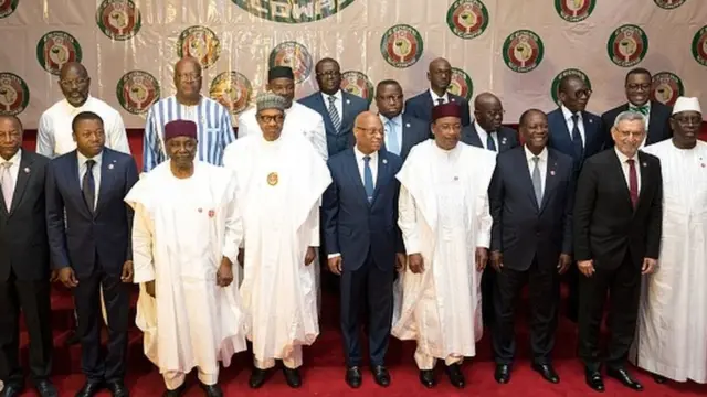 Photo de famille des dirigeants de la CEDEAO. Le guinéen Alpha Condé et l'ivoirien Alassane Ouattara font du forcing pour un troisième mandat alors que le nigérien Issifou Mahamadou en fin de mandat promet de remettre le pouvoir