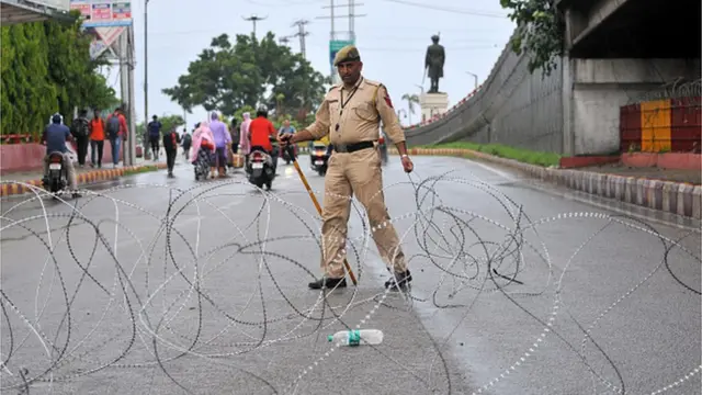 జమ్ముకశ్మీర్‌లో పోలీస్ పహారా
