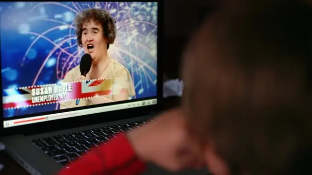 YOUTUBE İZLEYEN ÇOCUK