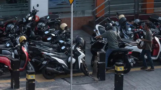 Warga memarkirkan kendaraanya di jalur pedestrian kawasan Senen, Jakarta, Senin (13/5/2024). 