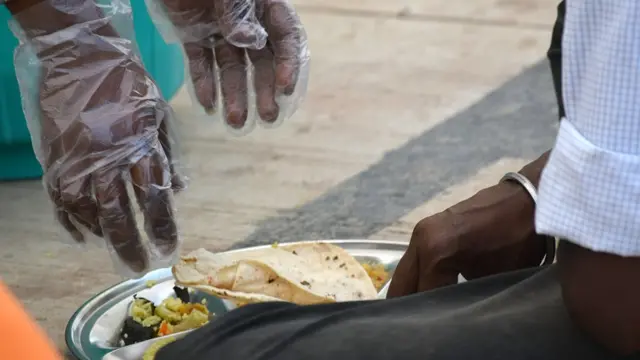 कोरोना महामारी के मद्देनज़र लगाए गए एक रिलीफ़ कैंप की तस्वीर