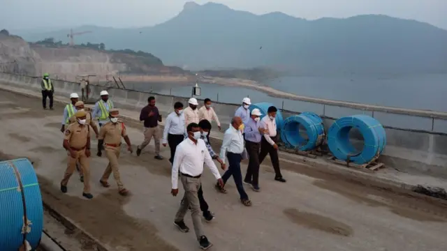 ఏడాది క్రితం పోలవరం పనులను కవరేజ్ చేసిన సమయంతో పోలిస్తే, ప్రస్తుతం స్పిల్ వే అందుబాటులోకి రావడంతో పోలవరం స్పిల్ చానెల్ ద్వారానే గోదావరి ప్రవాహం సాగుతోంది.