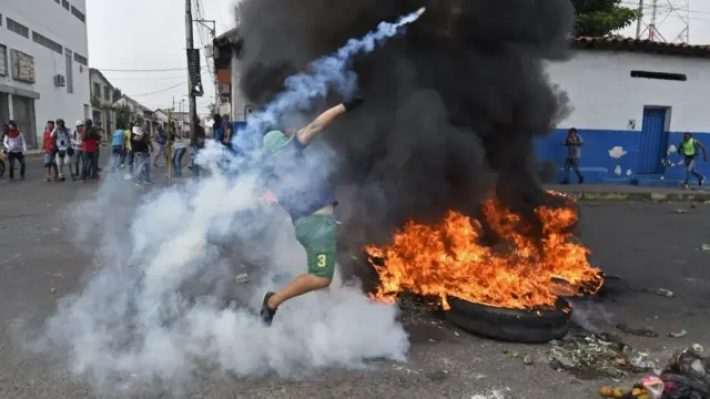 Manifestante pertocomo fazer aposta online quinapneus incendiados