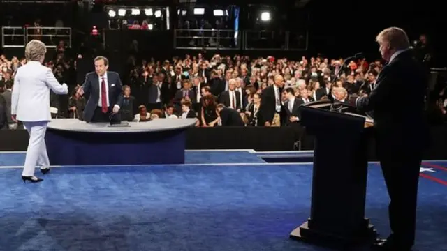 ထရမ့်နဲ့ ဟီလာရီ ကလင်တန်တို့ရဲ့ ၂၀၁၆ အမေရိကန်သမ္မတလောင်းများ စကားစစ်ထိုးပွဲမှာ ခရစ်စ် ဝေါလေ့စ်က သဘာပတိလုပ်ခြင်းအားဖြင့် Fox သတင်းဌာန ကိုယ်စားပြု ဒီလို ပထမဆုံး လုပ်ပေးသူ ဖြစ်လာခဲ့