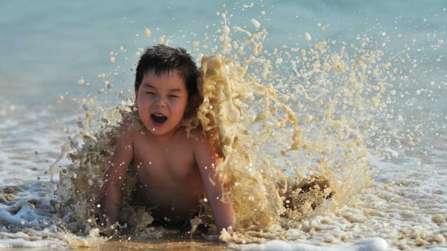 小孩到海边玩乐。