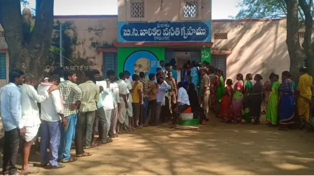 కొడంగల్‌లో ఓటర్లు