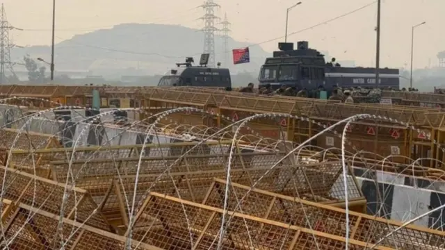 રસ્તાને બ્લોક કર્યો તેની તસવીર