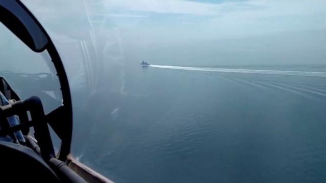 На видео, опубликованном российским минобороны, якобы запечатлен "Дефендер" с российского самолета