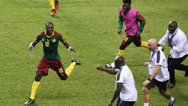 Ciyaaryahannada Kaameruun iyo shaqaalaha kale ee kooxda oo u dabaaldegaya goolka guusha ee Vincent Aboubakar