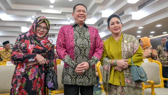 Ketua MPR Bambang Soesatyo (tengah) foto bersama dengan putri Presiden Kedua Soeharto Siti Hediati Hariyadi atau Titiek Soeharto (kanan) dan Siti Hardijanti Rukmana atau Tutut Soeharto (kiri) sebelum kegiatan Silaturahmi Kebangsaan dan Penyerahan Surat Pimpinan MPR kepada keluarga Presiden kedua Soeharto di kompleks Parlemen, Jakarta, Sabtu (28/09).