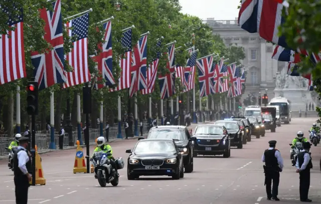 کاروان خودرو رئیس‌جمهور آمریکا در حال ترک کاخ باکینگهام، در جریان سفر رسمی‌ به بریتانیا در سال ۲۰۱۹